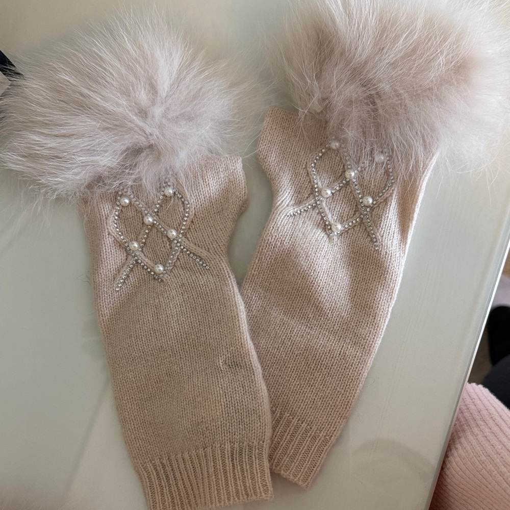 Elegant Beige Fur-Trimmed fingerless Gloves